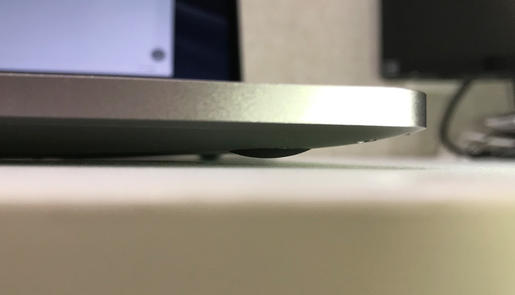 MacBook Pro バッテリ膨張して浮いてます